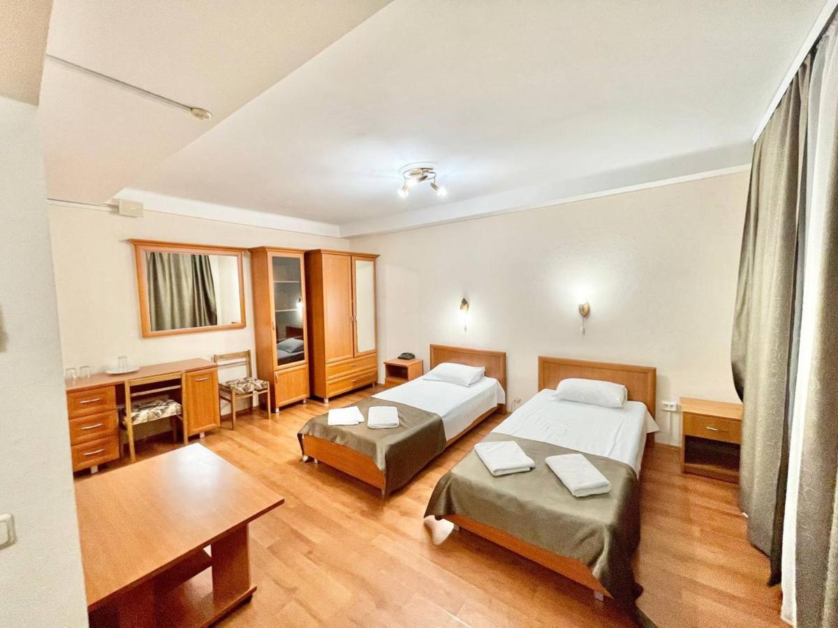Hotel 7F Kiev Esterno foto