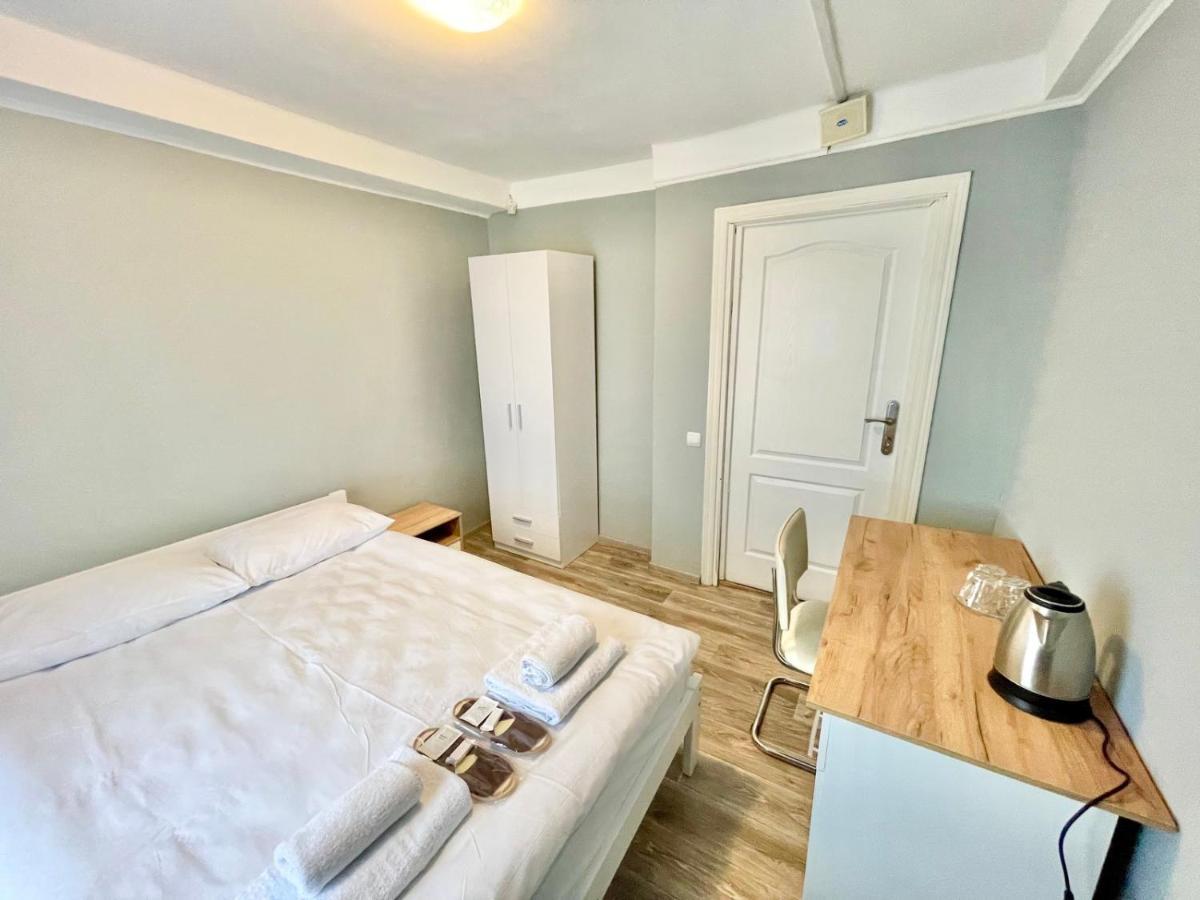 Hotel 7F Kiev Esterno foto